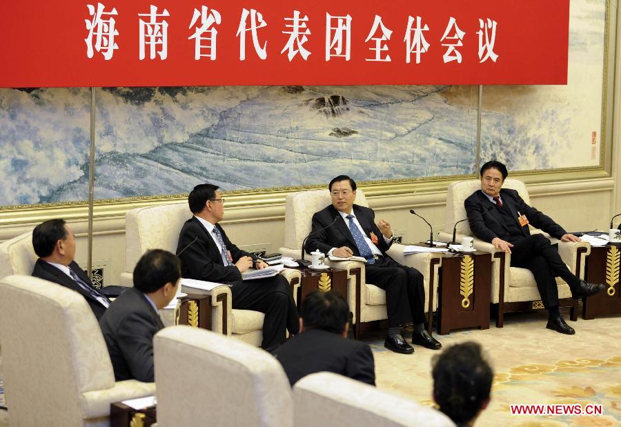 Zhang Dejiang (2nd R), a member of the Standing Committee of the Political Bureau of the Communist Party of China (CPC) Central Committee, joins a discussion with deputies from south China's Hainan Province, who attend the first session of the 12th National People's Congress (NPC), in Beijing, capital of China, March 11, 2013. (Xinhua/Xie Huanchi)
