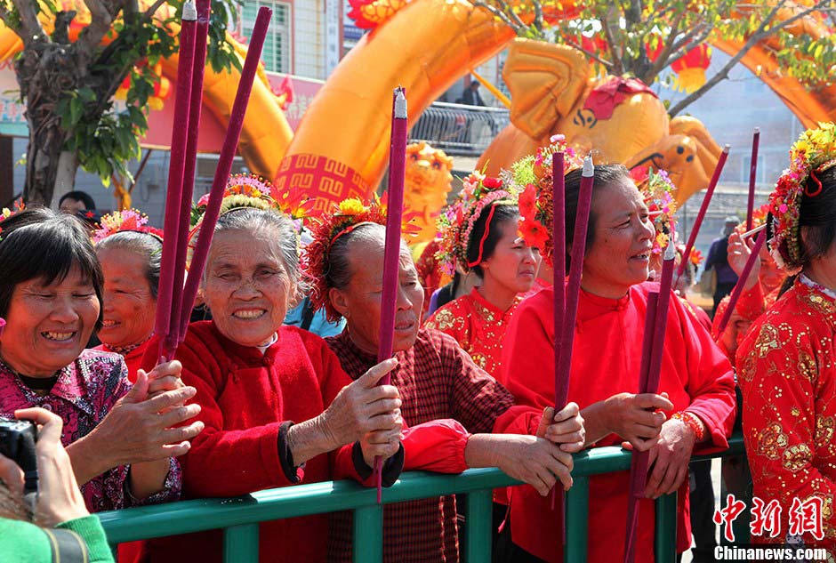 Women in Xunpu village, Fujian province hold incense sticks to pray for happiness and safety in Xunpu village, Hui'an city of East China's Fujian province, March 10, 2013.(Photo/CNS)