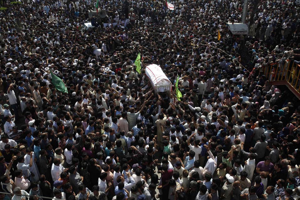 Mourners carry the body of a victim, who was killed in bomb attack a day earlier, after a funeral prayer in Karachi March 4, 2013. (Xinhua News Agency/Reuter)