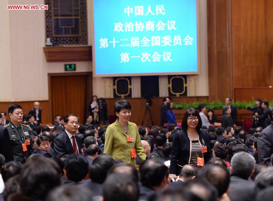 Members of the intendancy walk to a ballot box at the fourth plenary meeting of the first session of the 12th National Committee of the Chinese People's Political Consultative Conference (CPPCC) held at the Great Hall of the People in Beijing, capital of China, March 11, 2013. Chairman, vice-chairpersons, secretary-general and Standing Committee members of the 12th CPPCC National Committee will be elected here on Monday afternoon. (Xinhua/Wang Ye)