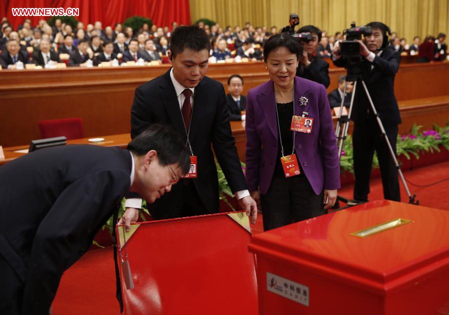 Members of the intendancy check a ballot box at the fourth plenary meeting of the first session of the 12th National Committee of the Chinese People's Political Consultative Conference (CPPCC) held at the Great Hall of the People in Beijing, capital of China, March 11, 2013. Chairman, vice-chairpersons, secretary-general and Standing Committee members of the 12th CPPCC National Committee will be elected here on Monday afternoon. (Xinhua/Ju Peng) 