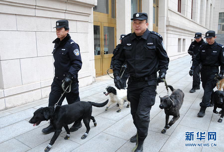 Photo shows police dogs patrolling outside of the Great Hall of the People. (Xinhua/ Zhai Zihe)