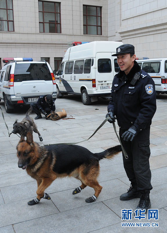 Photo shows police dogs patrolling outside of the Great Hall of the People. (Xinhua/ Zhai Zihe)