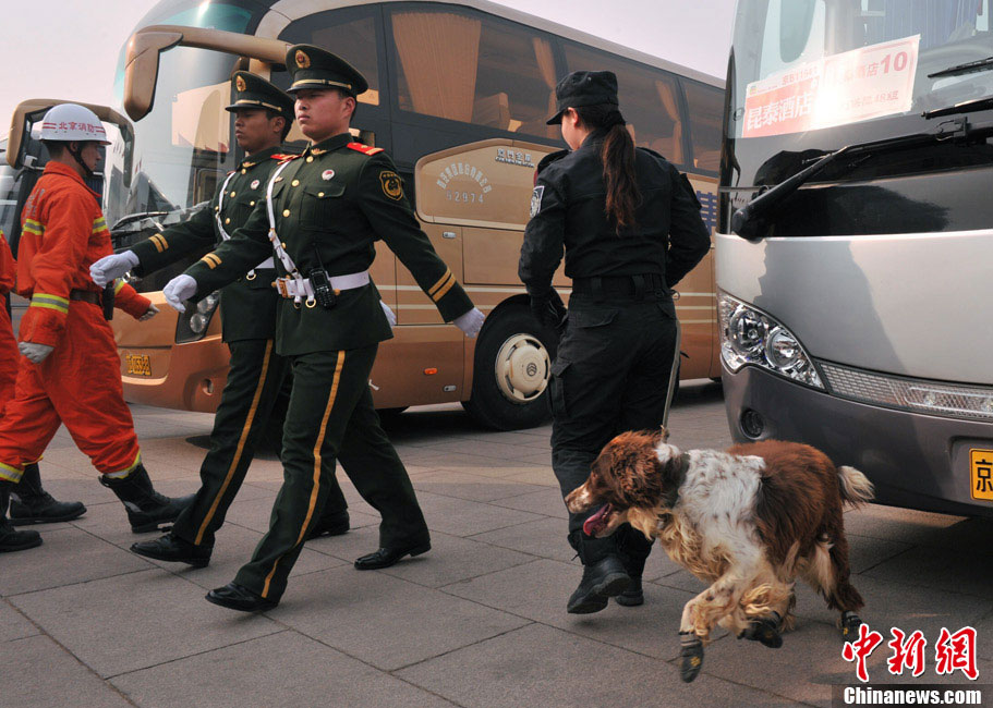 A police dog patrols together with armed policemen and firefighters. (Chinanews.com/ Jia Guorong) 