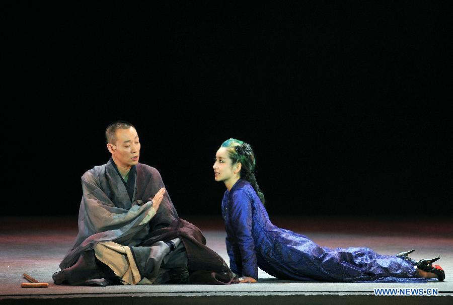 Photo taken on March 10, 2013 shows the rehearsal of a modern drama"Green Snake" in Beijing, capital of China. The modern drama, directed by Tian Qinxin, will be on shown on April 10 this year. (Xinhua/Li Yan) 