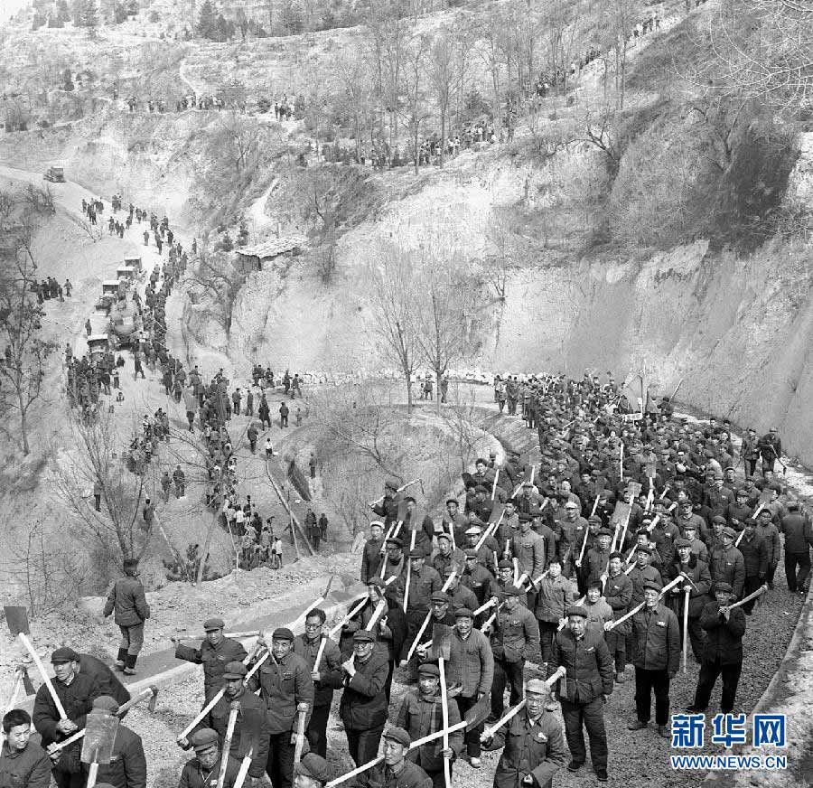 Teenagers in Yan'an, Shaanxi province, and delegates attending a national youth tree-planting meeting are on the way to plant trees in March 1979. (Photo/Xinhua)