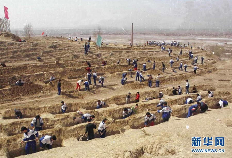 As part of the campaign to protect the Yellow River, thousands of young volunteers come to plant trees in a county in north China's Inner Mongolia autonomous region on April 7, 1999. (Photo/Xinhua)