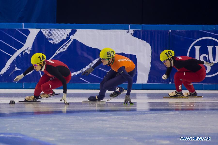 Wang Meng(L) of China competes during the women's 1000m final at the ISU World Short Track Speed Skating Championships in Debrecen, Hungary, on March 10, 2013.Wang Meng won the gold medal with 1 minute and 31.549 seconds. (Xinhua/Attila Volgyi) 