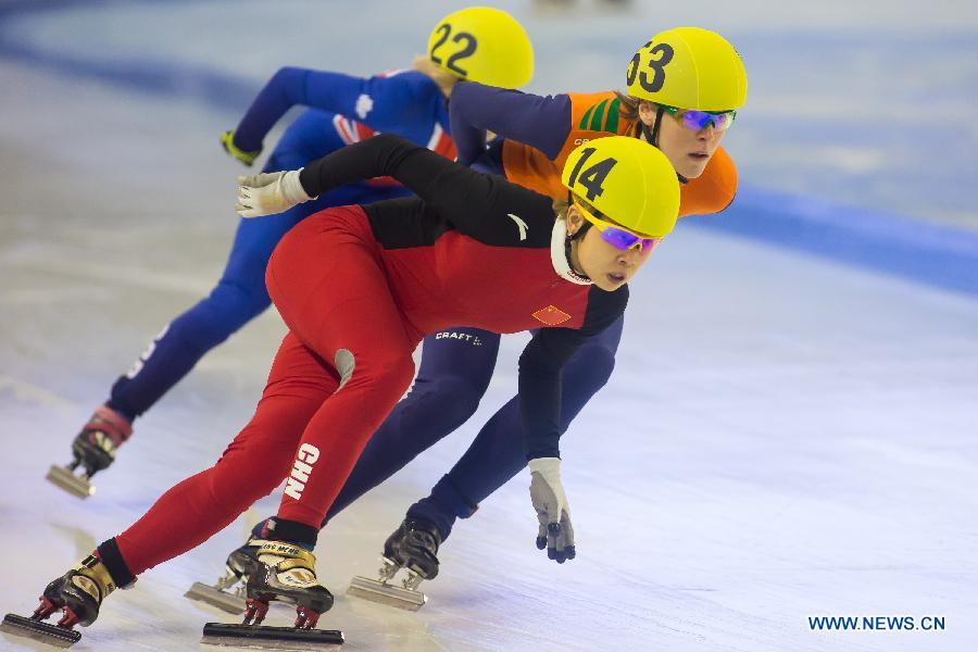 Wang Meng(Front) of China competes during the women's 1000m final at the ISU World Short Track Speed Skating Championships in Debrecen, Hungary, on March 10, 2013. Wang Meng won the gold medal with 1 minute and 31.549 seconds. (Xinhua/Attila Volgyi) 