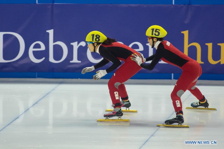 China's Liu Qiuhong(L) and Fan Kexin compete during the women's 3000m relay final at the ISU World Short Track Speed Skating Championships in Debrecen, Hungary, on March 10, 2013. China won the gold medal with 4 minutes and 14.104 seconds.(Xinhua/Attila Volgyi) 