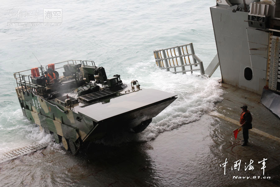  A navel landing ship detachment under the South Sea Fleet of the Navy of the Chinese People's Liberation Army (PLA) is in training. The detachment is the pioneer forces that can carry out amphibious task, and also a troop capable of performing diverse military tasks. (navy.81.cn/Zhu zhongbin, Li Yanlin, Gan Jun, Hu Kaibing)