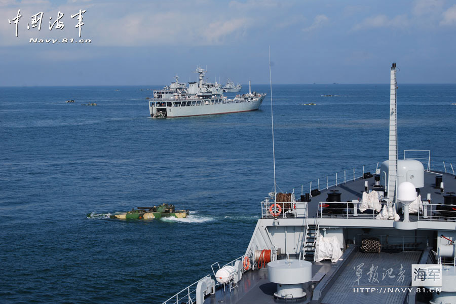  A navel landing ship detachment under the South Sea Fleet of the Navy of the Chinese People's Liberation Army (PLA) is in training. The detachment is the pioneer forces that can carry out amphibious task, and also a troop capable of performing diverse military tasks. (navy.81.cn/Zhu zhongbin, Li Yanlin, Gan Jun, Hu Kaibing)