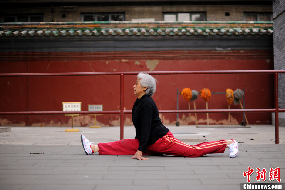 Liu, 71, lives alone for a long time. She arranges a full daily life since retirement by doing physical excises and watching the stock quotes. "I don't have high wages, but I can support life on my own. I enjoy traveling and freedom. I am happy about my present life." (Chinanews/Lin Peiqing) 