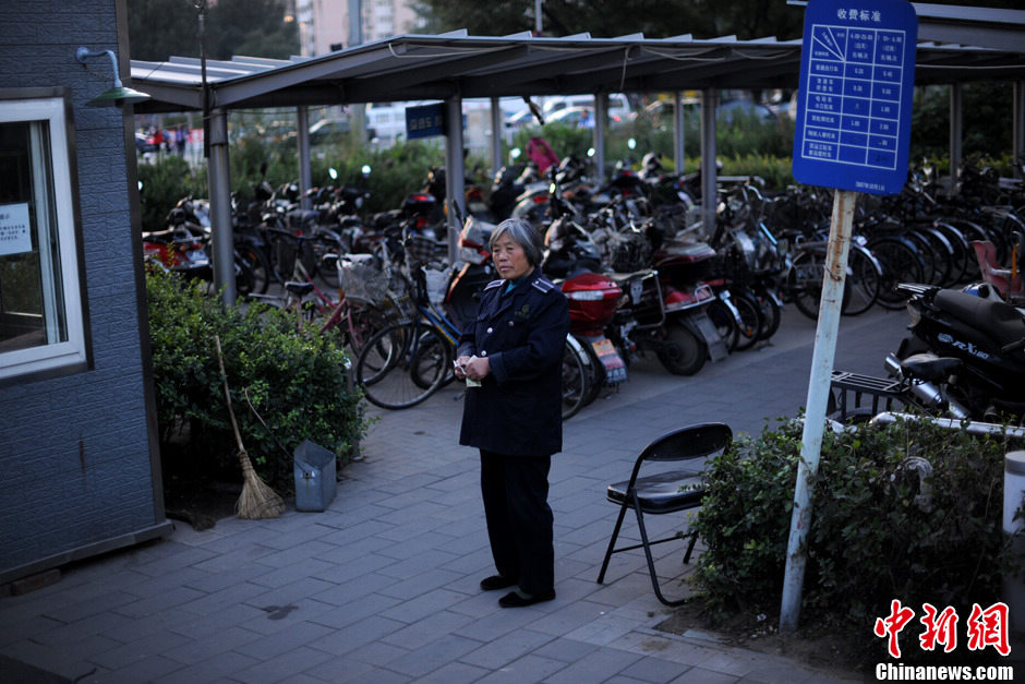 Ma, from Anhui, lives with her son, daughter-in-law and granddaughter in a rented room in Beijing. At first, Ma guarded bicycles from 5 a.m. to 11 p.m. every day. She couldn't sleep well at night. Now she and her son take turns to guard the bicycles with monthly revenue of more than 1,000 yuan. (Chinanews/Lin Peiqing)