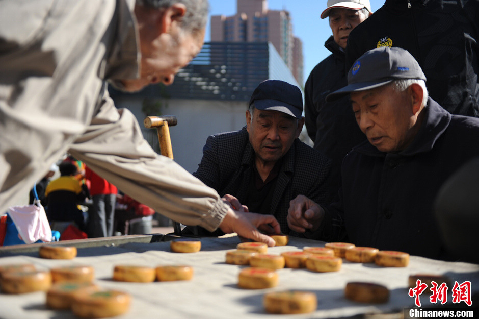 Zhou, 73, lives with his wife in Liujiayao area. He was a worker before retirement. He holds a chess arena in the street every day at 8 am. He can't remember how many people we have played chess with in 10 years. "We should search for fun by ourselves. I feel happy even for going out at midnight with friends only to watch the stars!" (Chinanews/Li Meiduo)