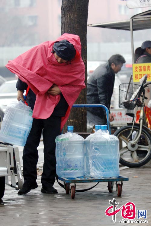 Beijing receives the first rainfall of the year, after weeks of haze, dust and drought, March 12, 2013. (Photo/China.com.cn) 