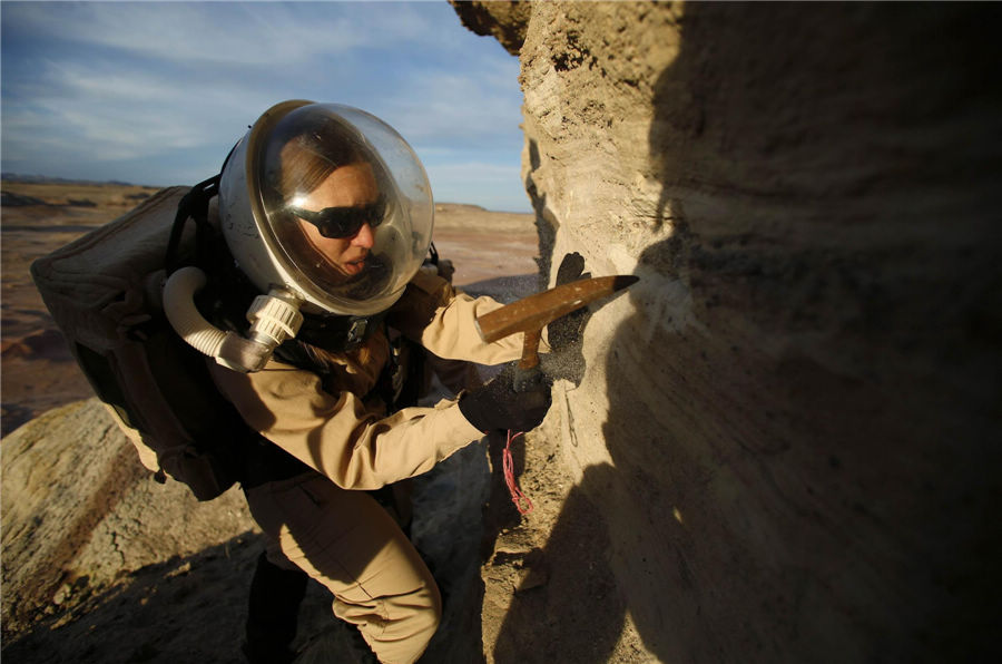 Melissa Battler, a geologist and commander of Crew 125 EuroMoonMars B mission, collects geologic samples for study at the Mars Desert Research Station (MDRS) in the Utah desert March 2, 2013. (Photo/Agencies)