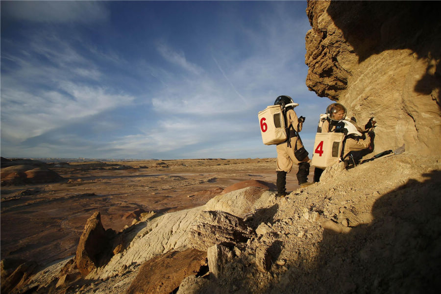 Members of Crew 125 EuroMoonMars B mission collect geologic samples for study at the Mars Desert Research Station (MDRS) in the Utah desert March 2, 2013.(Photo/Agencies)