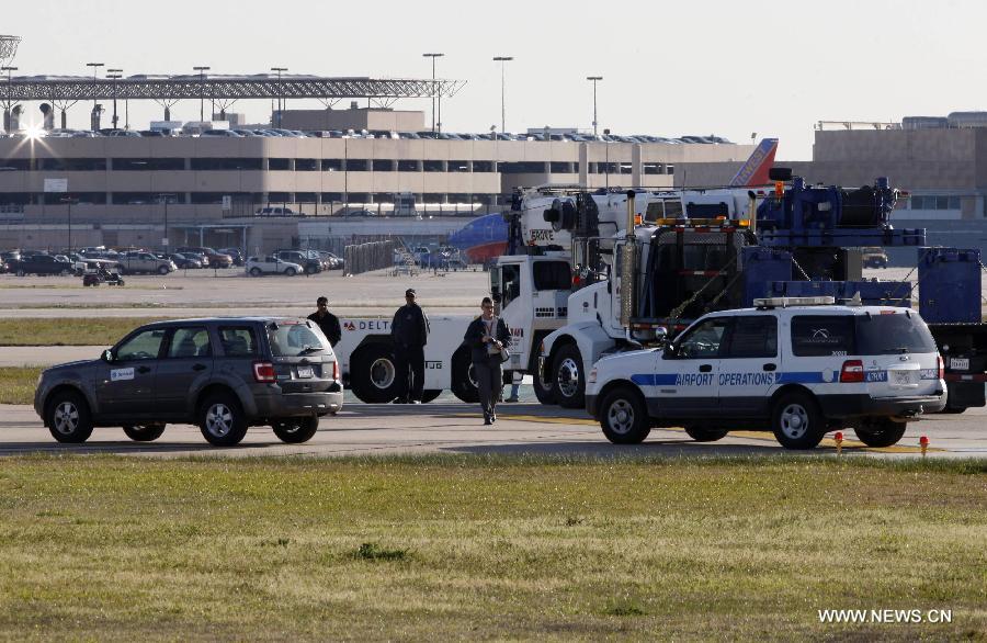 Rescuers work at the accident site of Hobby Airport in Huston , the United States, March 11, 2013. A passenger plane of U.S. carrier Delta ran off the runway at Hobby Airport in the U.S. city of Houston on Monday, and no injuries were reported in the incident, officials said. (Xinhua/Song Qiong) 