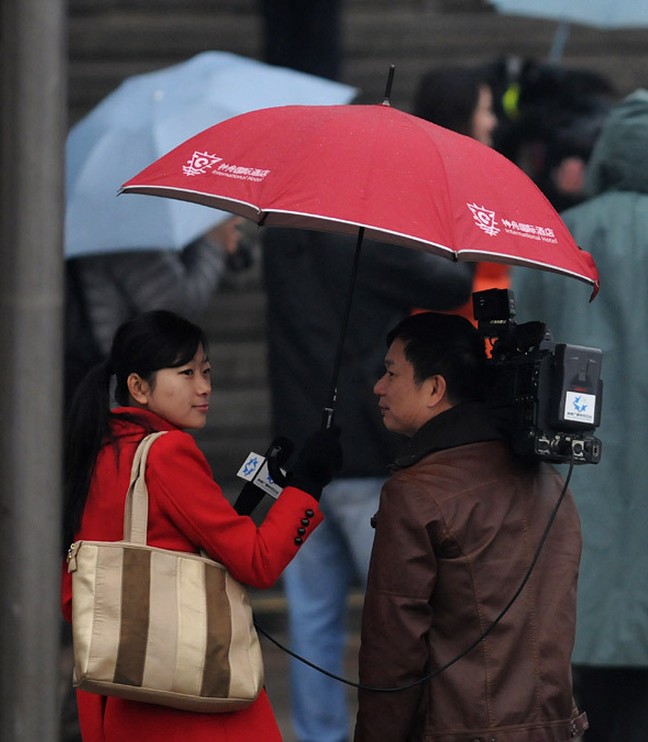 An expected spring rain adds glamour to the scenery of the Great Hall of the People in Beijing. The closing meeting of the first session of the 12th National Committee of the Chinese People's Political Consultative Conference (CPPCC) was held at the Great Hall of the People in Beijing, capital of China, March 12, 2013. (Xinhua News Agency/Zhai Zihe)