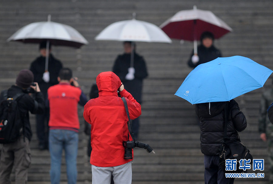 An expected spring rain adds glamour to the scenery of the Great Hall of the People in Beijing. The closing meeting of the first session of the 12th National Committee of the Chinese People's Political Consultative Conference (CPPCC) was held at the Great Hall of the People in Beijing, capital of China, March 12, 2013. (Xinhua News Agency/Zhai Zihe)