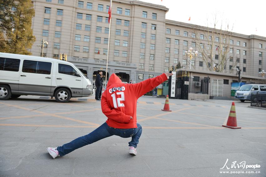 People take photos in front of the gate of the Ministry of Railways on March 11, 2013 as China plans to split it up into administrative and commercial branches in order to reduce bureaucracy and improve railway service efficiency.(Photo/People's Daily Online)