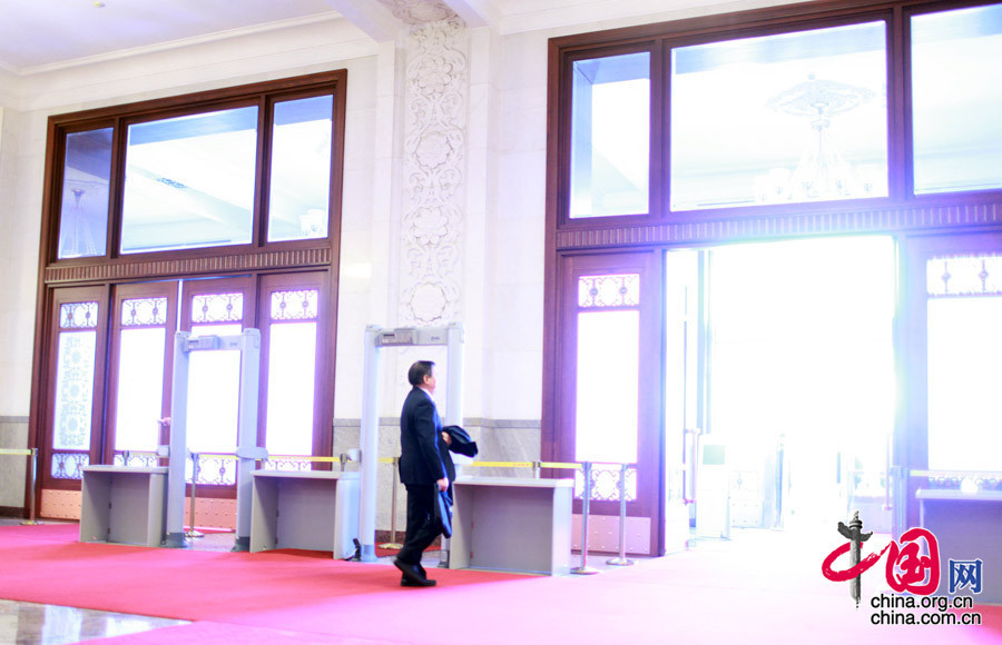 Minister of Railways Sheng Guangzu strides out of the North Hall of the Great Hall of the People after the meeting ended. (China.org.cn /Yang Jia)