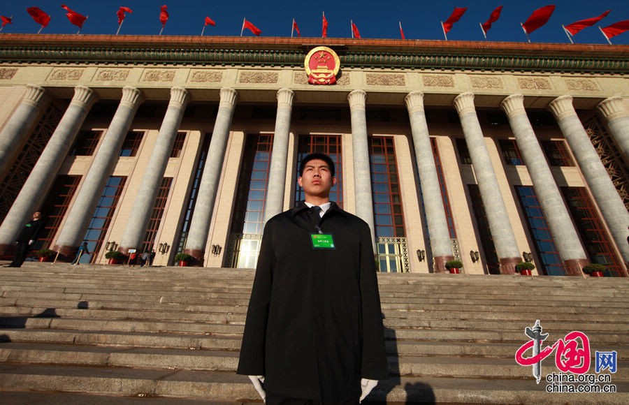 Staff on duty gets ready for the meeting. (China.org.cn /Yang Jia)