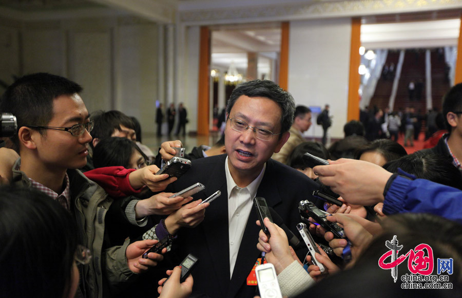 After the meeting, Jia Kang, a renowned economist, accepts interviews. (China.org.cn /Yang Dan）