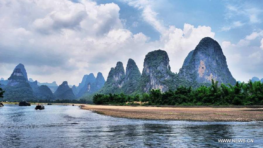Photo taken on Aug. 1, 2011 shows the landscape scenery in Guilin, south China's Guangxi Zhuang Autonomous Region. Guilin, a famous tourist resort, boasts various Karst land features. (Xinhua/Mu Yi) 