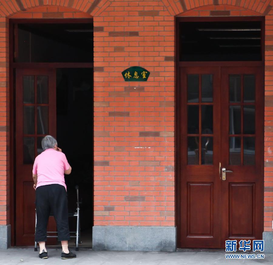 Elderly person goes to the bedroom of a nursing home in Shanghai. (Xinhua/Niu Yixin )