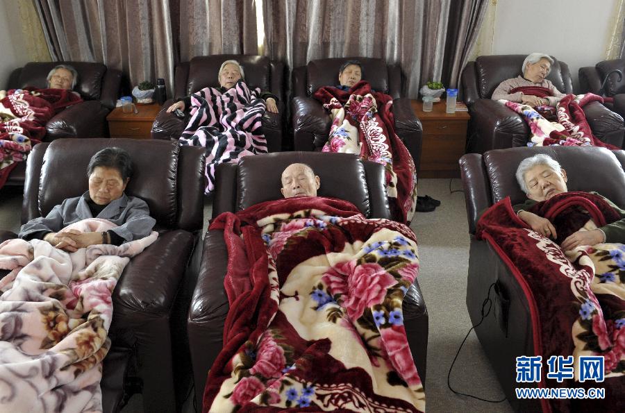 Seniors take a nap at a day-car nursing home of Shanghai on April 10, 2012. (Xinhua/Niu Yixin )