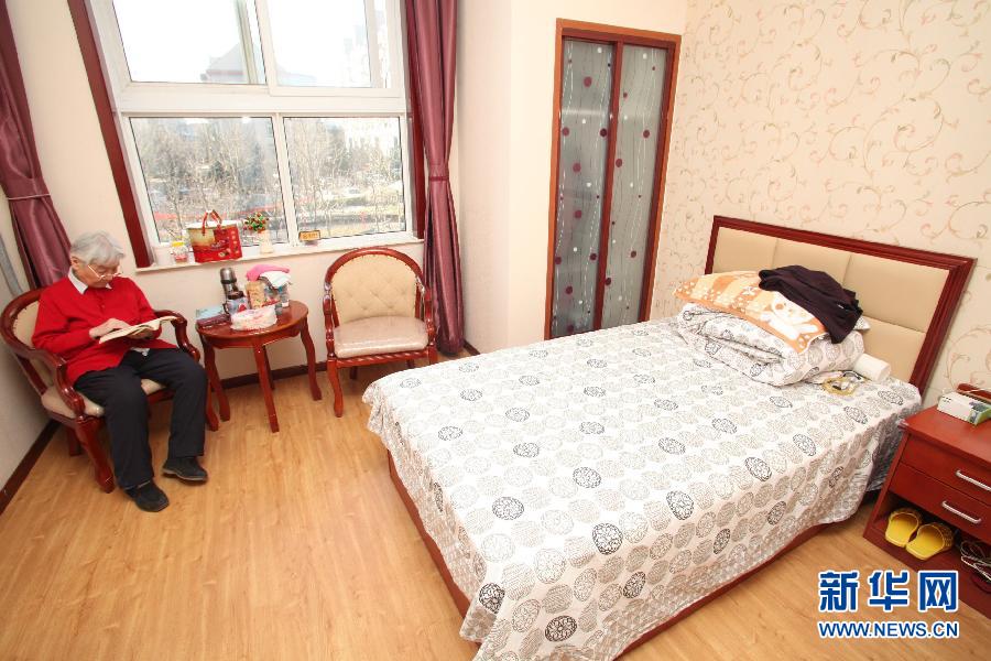 In the first star-rated nursing home of civil administration in Tianjing, an elderly person reads a book on Oct 11, 2012. (photo/Xinhua)