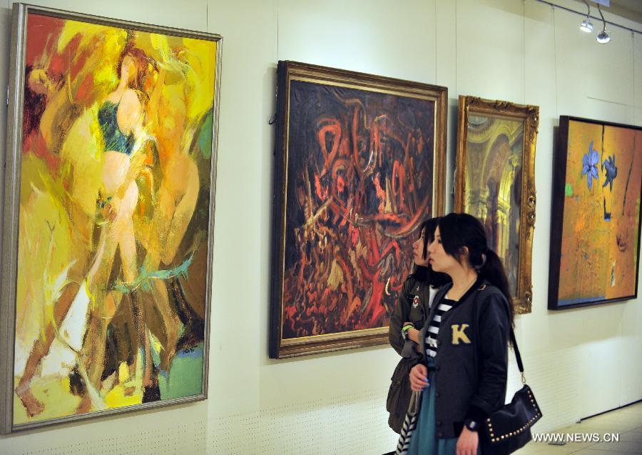 Visitors view a painting exhibition at the Sun Yat-sen Memorial Hall in Taipei, southeast China's Taiwan, March 12, 2013. The exhibition, inaugurated Tuesday in Taipei, displays 66 paintings created by 33 artists. The event will last untill March 27. (Xinhua/Wu Ching-teng)