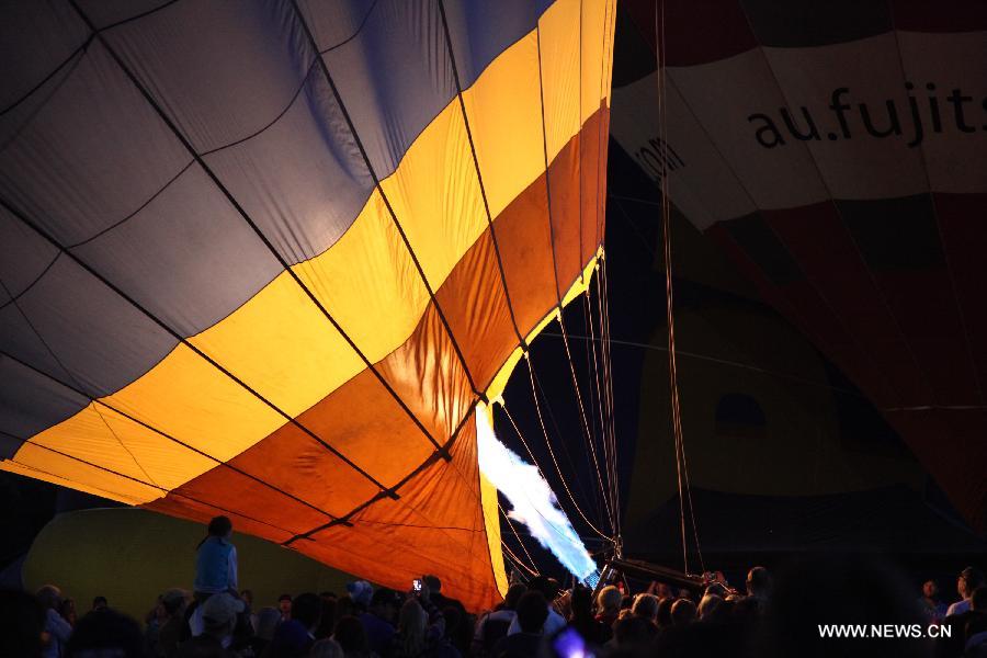 People prepare a hot air balloon in Canberra, Australia, March 11, 2013. Canberra marked its 100th anniversary on Tuesday. (Xinhua/Qian Jun)  