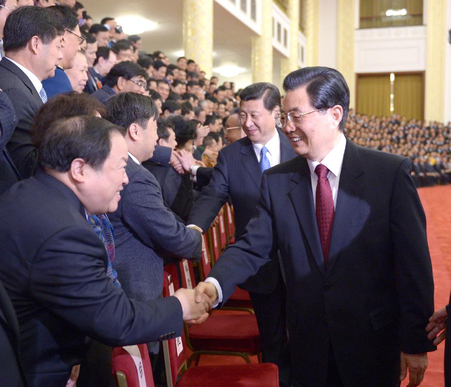 Top Chinese leaders Hu Jintao and Xi Jinping shake hands with members of the 12th National Committee of the Chinese People's Political Consultative Conference (CPPCC) after the closing meeting of the first session of the 12th CPPCC National Committee in Beijing, capital of China, March 12, 2013. (Xinhua/Li Xueren)