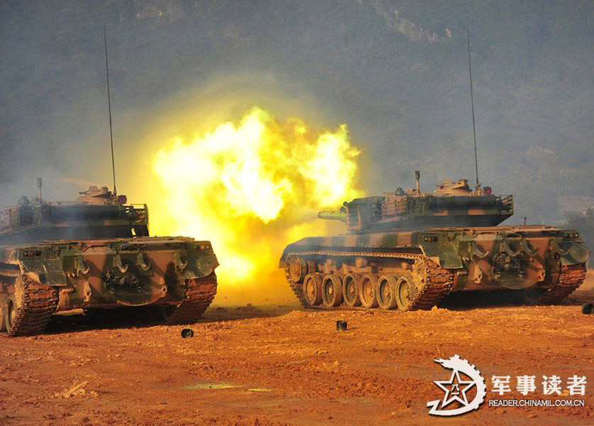 The armored regiment carries out the actual-troop and live-ammunition drill at the training base. (China Military Online/Yang Bolong) 