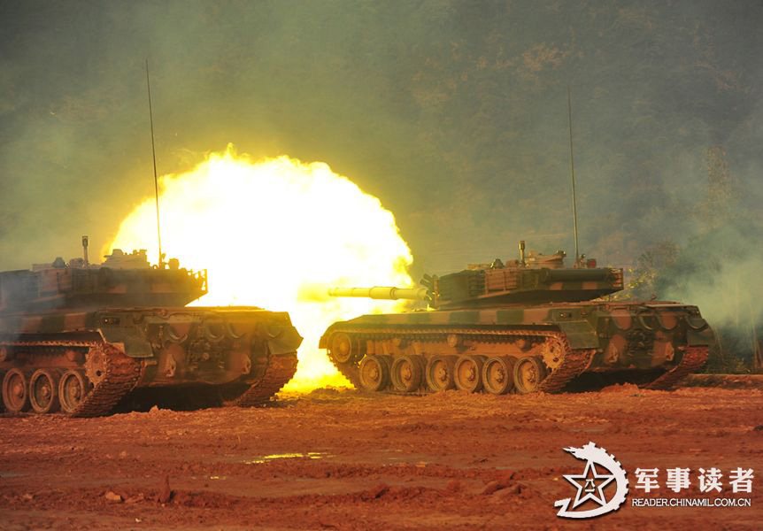 The armored regiment carries out the actual-troop and live-ammunition drill at the training base. (China Military Online/Yang Bolong) 