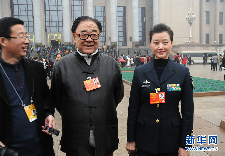 Song Zuying and Jin Tielin, members of the 12th National Committee of the Chinese People's Political Consultative Conference (CPPCC) take photos at the Great Hall of the People. The closing meeting of the first session of the 12th National Committee of the Chinese People's Political Consultative Conference (CPPCC) was held at the Great Hall of the People in Beijing, capital of China, March 12, 2013. (Xinhua News Agency/Zhai Zihe)