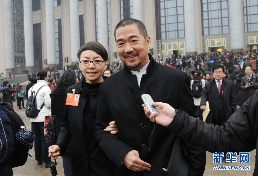 Zhang Guoli and Song Dandan leave the Great Hall of the People. The closing meeting of the first session of the 12th National Committee of the Chinese People's Political Consultative Conference (CPPCC) was held at the Great Hall of the People in Beijing, capital of China, March 12, 2013. (Xinhua News Agency/Zhai Zihe)