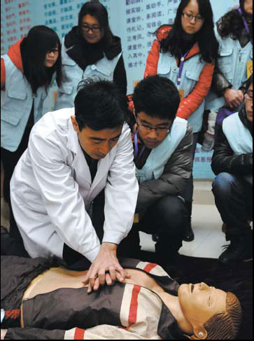 A group of volunteers gather for a class on first aid and cardiopulmonary resuscitation in Liaocheng, Shandong province. (China Daily/Zhang Zhenxiang)
