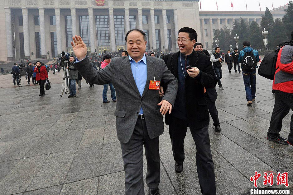 Mo Yan, the Nobel Prize winner, waves goodbye to journalists. (CNS/Jin Shuo)