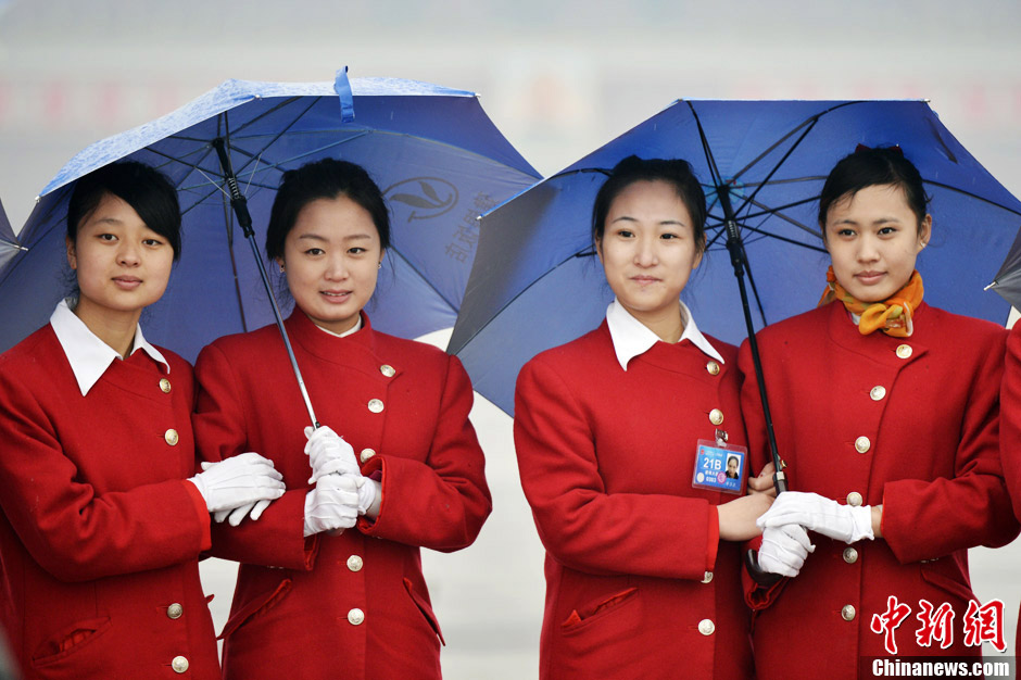 Service personnel get photo taken in the rain. (CNS/Wei Liang)