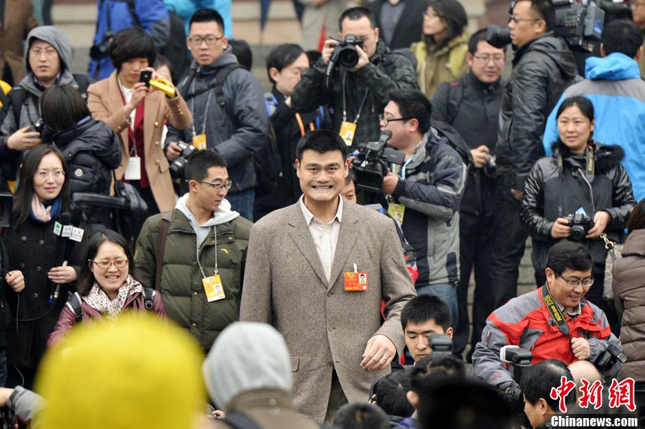 The fun facial expression of Yao Ming after he broke through the journalists. (CNS/Wei Liang)