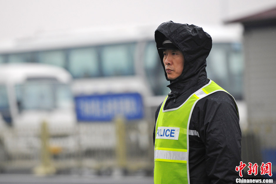 The photo shows traffic policeman on duty in the rain. (CNS/Jin Shuo)