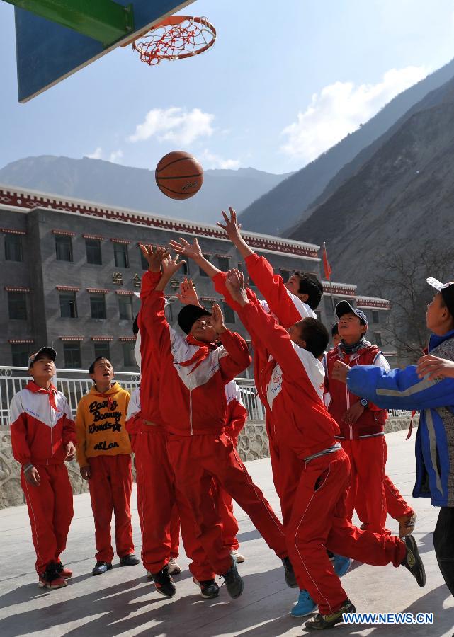 Pupils of the Tibetan ethnic group play basketball at No. 1 Primary School of Deqin County in Diqing Tibetan Autonomous Prefecture, southwest China's Yunnan Province, March 12, 2013. A total of 1,260 pupils, most of whom are of the Tibetan ethnic group, study at this school, which was founded in September 2012. Pupils here are offered free meals and lodging. (Xinhua/Lin Yiguang) 