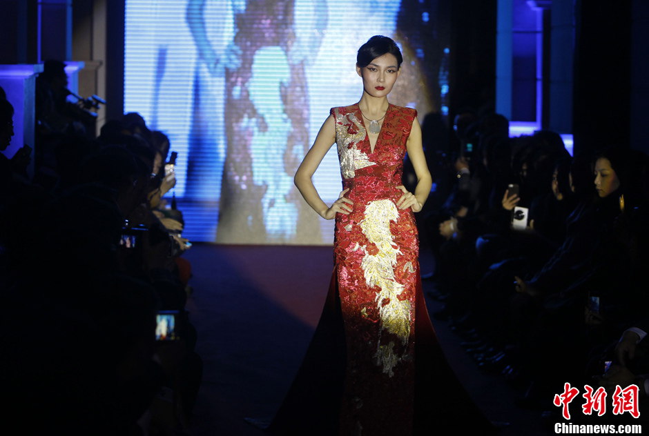 A Model presents creations of ceremonial dress with elements of Chinese culture on the opening ceremony of 2013 World Etiquette Costume Culture Festival (WECCF) on March 12th in Shanghai.(Photo taken by Tang Yanjun/ Chinanews.com)