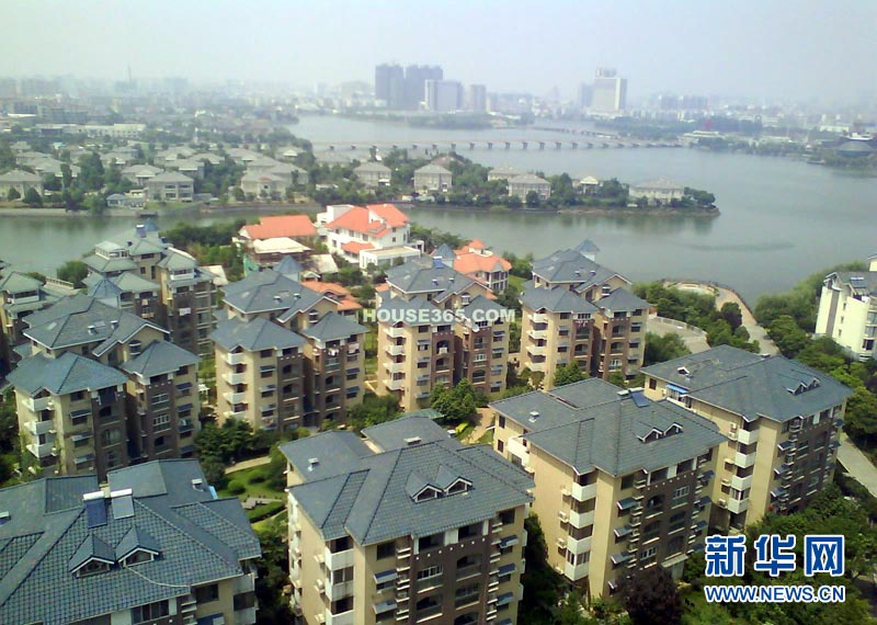 Nanjing: The average house price is 12,026 yuan per square meter. 1 million in Nanjing can buy an 80 or 90-square-meter apartment with poor condition. (Photo/Xinhua) 