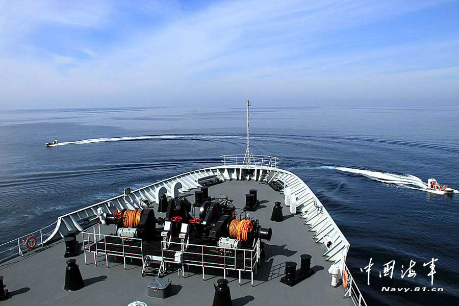 In the exercise, the Weishan Lake comprehensive supply ship acts as the "hijacked" merchant ship. The taskforce command post immediately sends the Harbin guided missile destroyer to rescue the "hijacked" merchant ship after receiving report. (navy.81.cn/Wang Changsong, Li Ding)