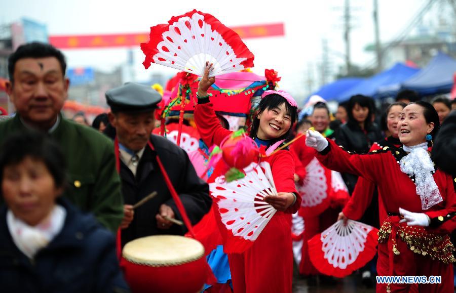 Folk artisans perform at a temple fair for the celebration of "Er Yue Er" in Wushan Township of Changfeng County, east China's Anhui Province, March 13, 2013, on the occasion of the second day of the second lunar month, known in Chinese as Er Yue Er, "a time for the dragon to raise its head", as a Chinese saying goes. Local residents celebrated the festival with traditional performance to commemorate the King of Wu kingdom and pray for a good harvest in the coming year. (Xinhua/Yu Junjie)